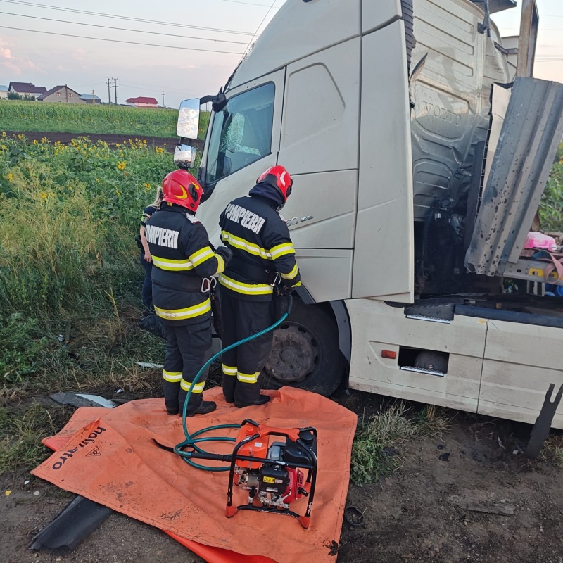 VIDEO-FOTO. Accident cu 6 persoane implicate la Săbăoani. Autotren cu butelii, lovit de un autoturism pe E85 6 WhatsApp Image 2026 07 20 at 21.25.20