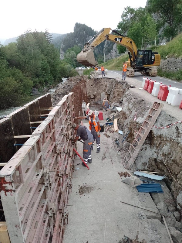 Gata cu disconfortul rutier din zona Cheile Bicazului! S-au terminat lucrările de consolidare pe DN 12C 2 WhatsApp Image 2026 07 25 at 10.15.32
