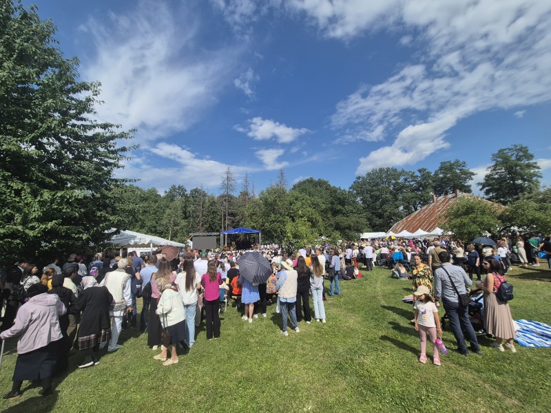 Video-Foto. Festivalul AGAPE aduce sute de spectatori la Agapia 18 WhatsApp Image 2026 07 25 at 16.09.17 7