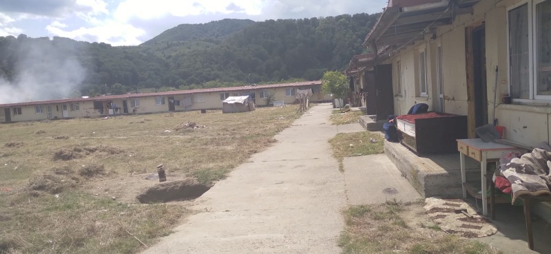 Cartierul ruină Văleni 2 din Piatra Neamț își „trăiește” ultimele zile. „Aici e mai rău ca la pușcărie” 3 WhatsApp Image 2026 07 29 at 13.04.14