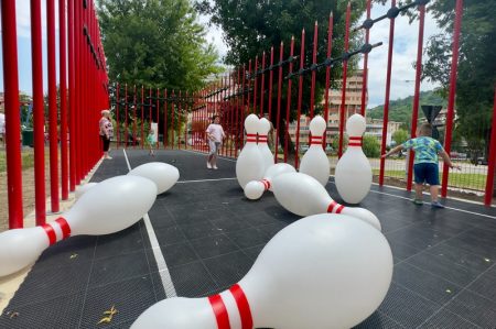 Teren de bowling pentru prichindeii din Piatra-Neamț. Vor fi modernizate și construite noi spații de joacă și terenuri de sport bowling