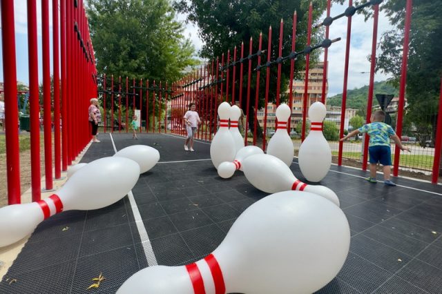 Teren de bowling pentru prichindeii din Piatra-Neamț. Vor fi modernizate și construite noi spații de joacă și terenuri de sport bowling