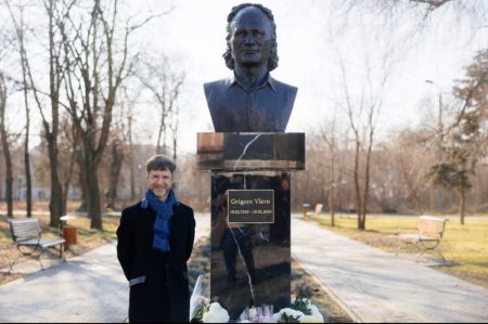 Bustul poetului Grigore Vieru va fi donat orașului Târgu-Neamț. Monumentul va fi inaugurat în septembrie, de Zilele Orașului bust vieru 1