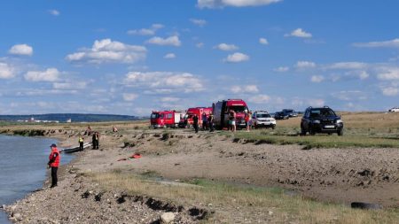 FOTO. Tragedie în Neamț. Doi frați, de 12 respectiv 15 ani s-au înecat în apele râului Moldova Știre actualizată. Doi copii dispăruți în timp ce se scăldau în râul Moldova. ISU Neamț a declanșat operațiunile de căutare