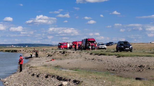 Știre actualizată. FOTO. Tragedie în Neamț. Doi frați, de 12 respectiv 15 ani s-au înecat în apele râului Moldova Știre actualizată. Doi copii dispăruți în timp ce se scăldau în râul Moldova. ISU Neamț a declanșat operațiunile de căutare