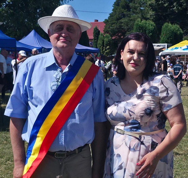FOTO. Sărbătoarea comunității: Zilele comunei Dochia – ediția 2026! 3 dochia primarul si directoarea resize