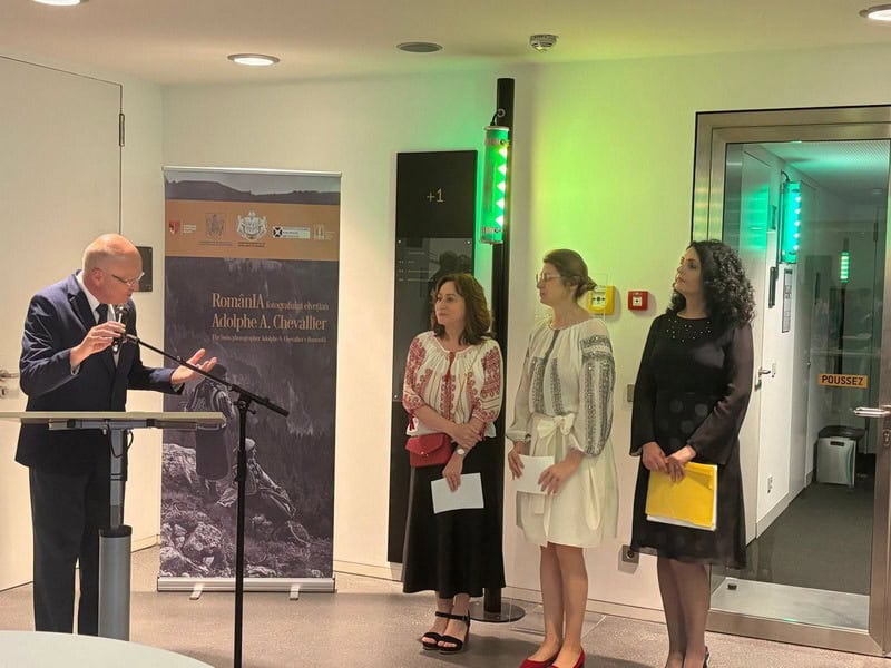 expo chevallier 2 - Pitoreasca Vale a Bistriței, Familia Regală și portul popular, expoziție marca Adolphe Chevallier la Curtea de Justiție a Uniunii Europene