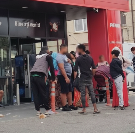 Seara obișnuită în fața unui market din Târgu-Neamț fete 1