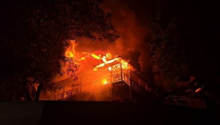 Cine este persoana care și-a pierdut viața în incendiul de la Mănăstirea Bisericani. „Voia să plece acasă” incendiu Bisericani 2