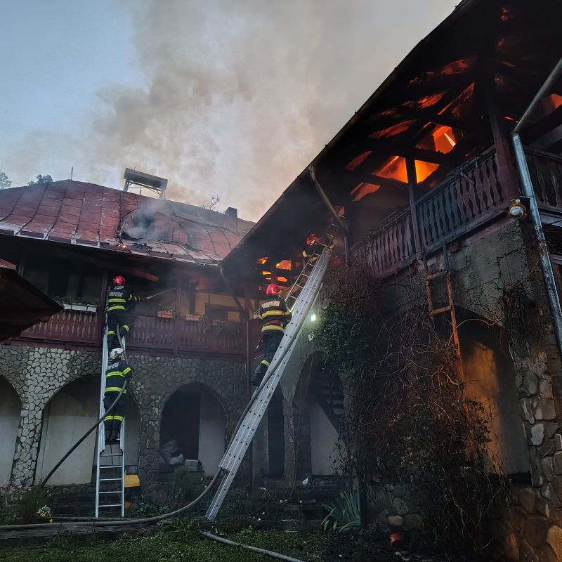 Cine este persoana care și-a pierdut viața în incendiul de la Mănăstirea Bisericani. „Voia să plece acasă” 2 incendiu Bisericani