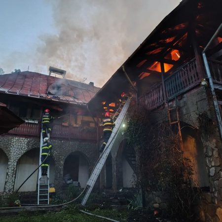 Incendiu la Mănăstirea Bisericani: pompierii intervin la o clădire cu spații de cazare, arhivă și cantină incendiu bisericani