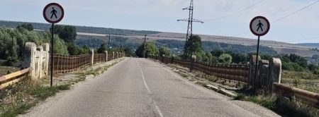 File de telenovelă. Podul ciuruit de la Frunzeni: restricții crescute de la 3 la 7,5 t; viteză 10km/h, pietoni în șir indian, la 5 metri distanță. Pe hârtie. pietoni free