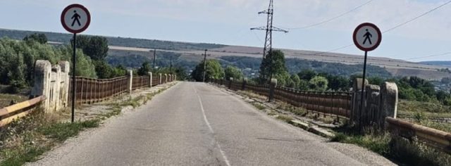 File de telenovelă. Podul ciuruit de la Frunzeni: restricții ”scăzute”de la 3 la 7,5 t; viteză 10km/h, pietoni în șir indian, la 5 metri distanță. Pe hârtie. pietoni free