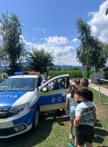 Polițiști pe post de profesori. Acțiuni desfășurate în tabere și centre educționale din Neamț politie copii 1