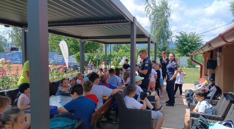 Polițiști pe post de profesori. Acțiuni desfășurate în tabere și centre educaționale din Neamț 2 politie copii 2