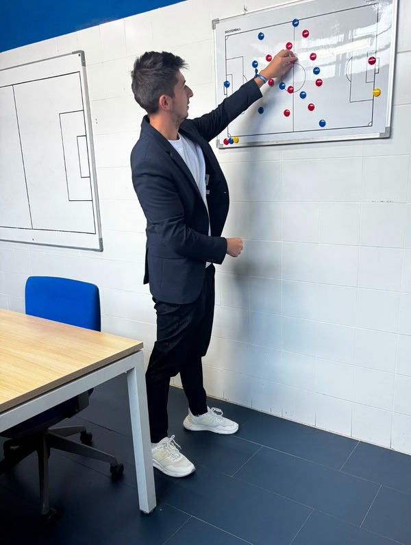 Povestea unui pietrean cu o licență inedită, Master in Football Business, la Academia Johan Cruyff de la FC Barcelona 6 sebastian ungureanu 6 resize