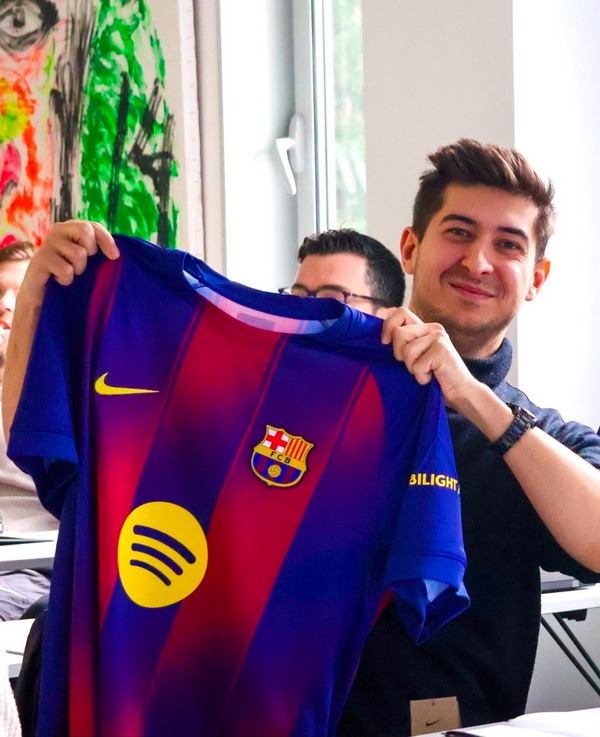 Povestea unui pietrean cu o licență inedită, Master in Football Business, la Academia Johan Cruyff de la FC Barcelona 7 sebastian ungureanu 7 resize