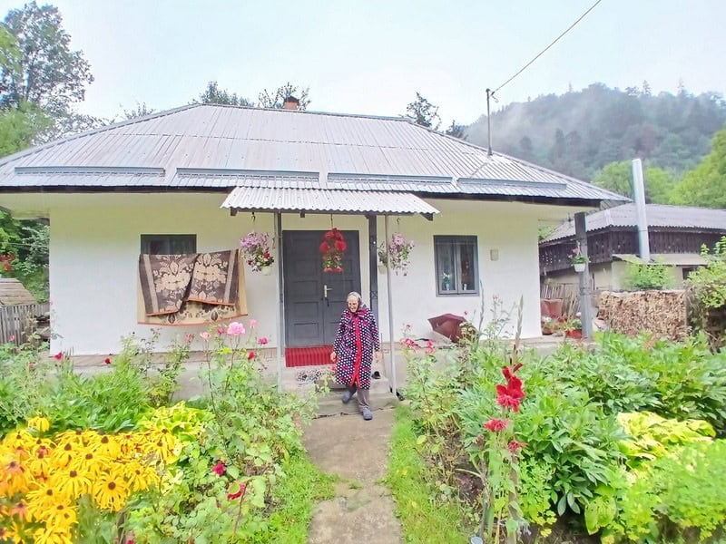 tarcau flori crusitu 4 resize - Raiul pe pământ – povestea căsuței cu flori din Straja