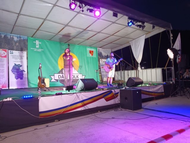 Fără Zahăr a adus „comedia amăruie” la Dăm Folk. Recital cu piese cunoscute și umor la Bicazu Ardelean Fără Zahăr