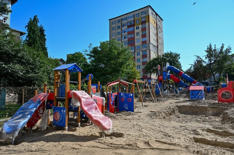 Loc de joaca Maelvi 2 resize - Vară fierbinte pe șantierele deschise în școlile și liceele din Piatra-Neamț