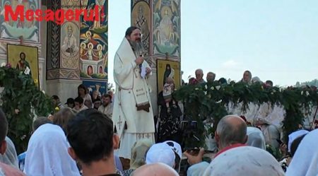 Credincioși impresionați până la lacrimi de o poezie a Sfântului Ioan Iacob și recitată de episcopul Macarie la Mănăstirea Neamț Macarie.jpg