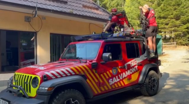 SALVAMONT - Intervenție Salvamont îngreunată de mașinile care blocau drumul forestier din Ceahlău