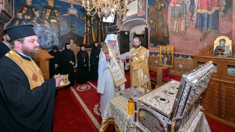 Racla Sfintelor Olimpiada, Nazaria și Elisabeta de la Mănăstirea Văratec a fost sfințită de Patriarhul Daniel. Canonizarea locală va avea loc pe 16 august 2 Sfintire Varatec