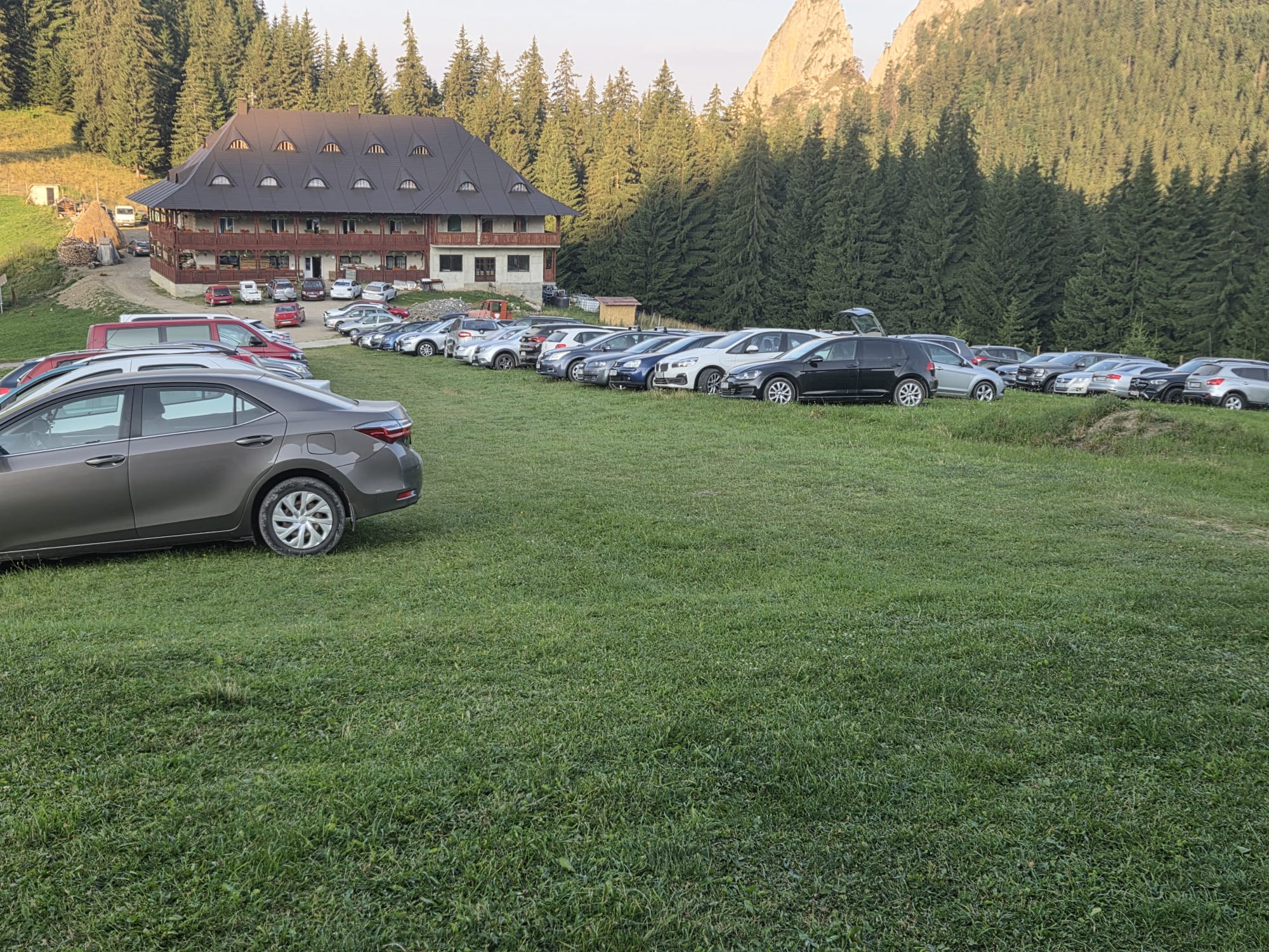 Piramida holografică din Ceahlău, ascunsă de nori: turiștii au urcat pe munte, dar natura le-a stricat spectacolul 2 Stanile 1