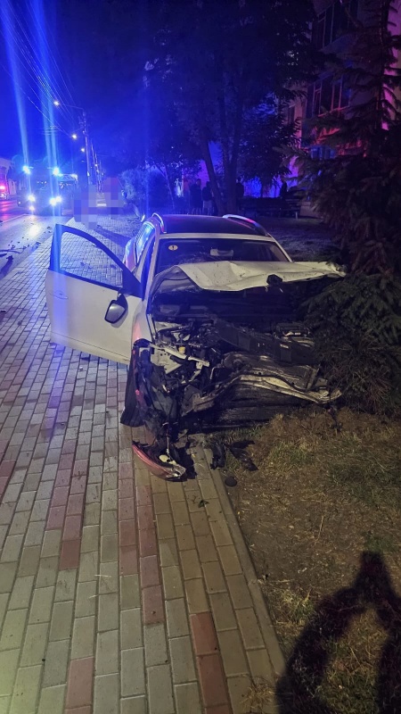FOTO. Accident în Piatra Neamț - o mașină a ajuns în scara unui bloc. 3 persoane au ajuns la spital 2 WhatsApp Image 2026 08 01 at 07.43.11 1