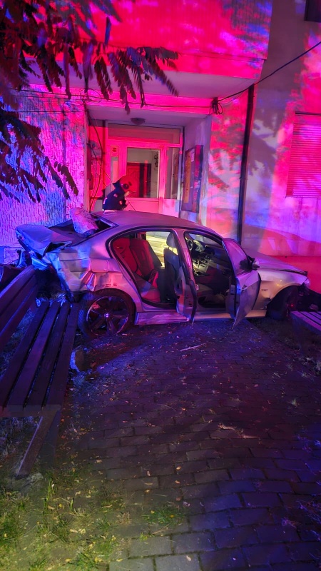 FOTO. Accident în Piatra Neamț – o mașină a ajuns în scara unui bloc. 3 persoane au ajuns la spital WhatsApp Image 2026 08 01 at 07.43.11