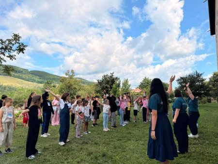 FOTO. Prima ediție a „Taberei Bucuriei”, la Dărmănești: două zile de rugăciune, jocuri și ateliere pentru copii WhatsApp Image 2026 08 01 at 13.40.33