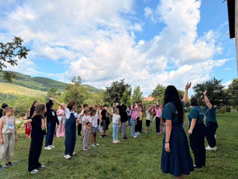 FOTO. Prima ediție a „Taberei Bucuriei”, la Dărmănești: două zile de rugăciune, jocuri și ateliere pentru copii WhatsApp Image 2026 08 01 at 13.40.33