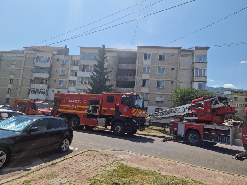 VIDEO-FOTO. Incendiu la un bloc din cartierul Mărăței, Piatra Neamț 2 WhatsApp Image 2026 08 05 at 13.09.32 1