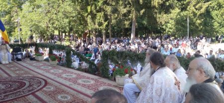 FOTO. Mitropolit din Congo și un episcop al Europei, oficii la prăznuirea Sfântul Iacob de la Neamț. Pelerini din toată țara au participat la slujbe WhatsApp Image 2026 08 05 at 20.20.19