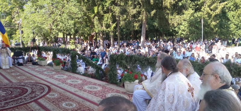 FOTO. Mitropolit din Congo și un episcop al Europei, oficii la prăznuirea Sfântul Iacob de la Neamț. Pelerini din toată țara au participat la slujbe WhatsApp Image 2026 08 05 at 20.20.19