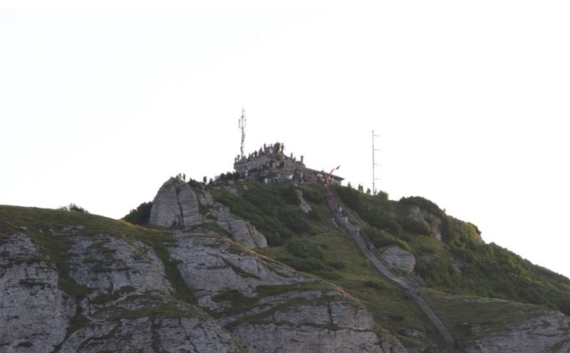 FOTO. Sărbătoarea muntelui Ceahlău - imagini de la primele ore ale dimineații: pelerinii și muntele 3 WhatsApp Image 2026 08 06 at 08.17.14