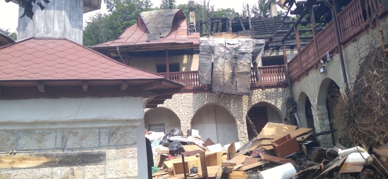 Mănăstirea Bisericani, urmele dezastrului provocat de un incendiu catrastrofal încă mai dăinuie 4 WhatsApp Image 2026 08 08 at 12.52.04 1