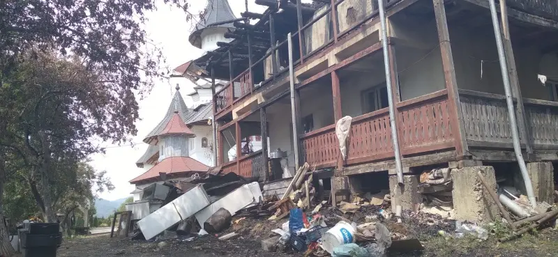Mănăstirea Bisericani, urmele dezastrului provocat de un incendiu catrastrofal încă mai dăinuie WhatsApp Image 2026 08 08 at 12.52.06