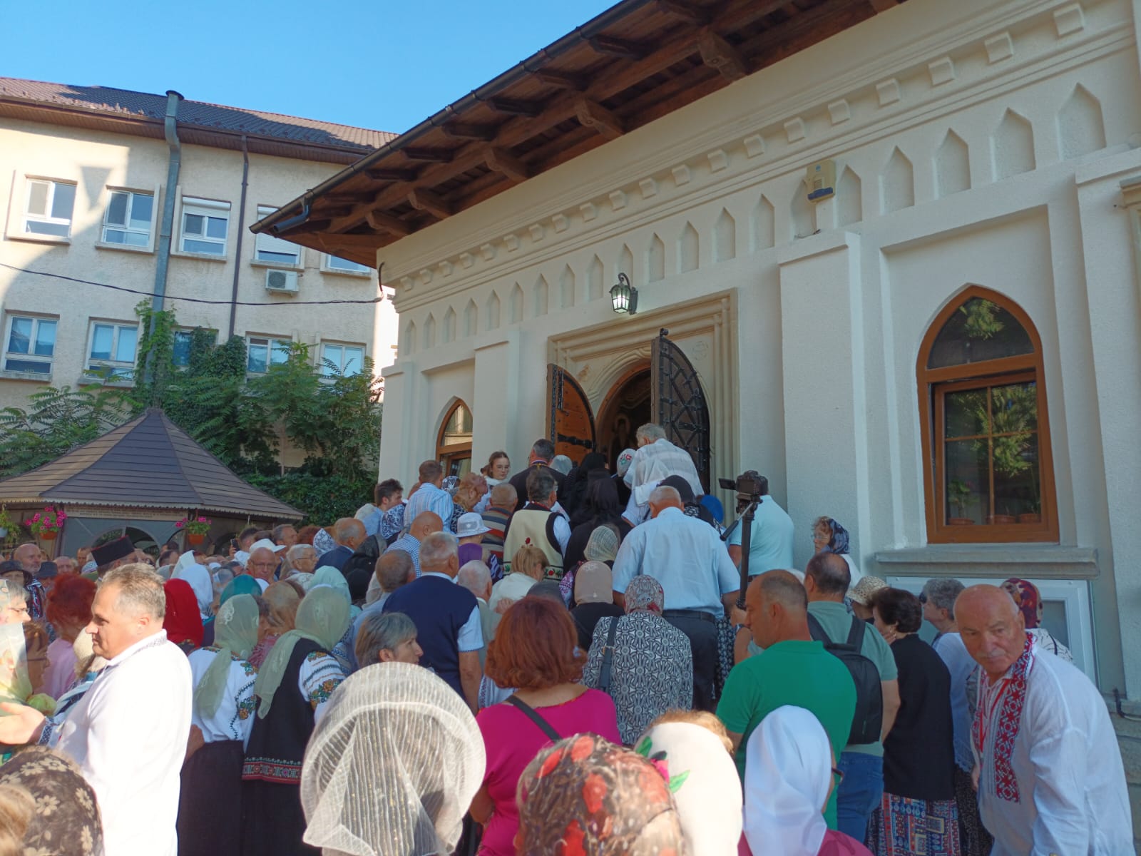 VIDEO-FOTO. Resfințirea bisericii „Sfântul Ioan Botezătorul” din cartierul Mărăței, Piatra Neamț 5 WhatsApp Image 2026 08 09 at 08.47.29