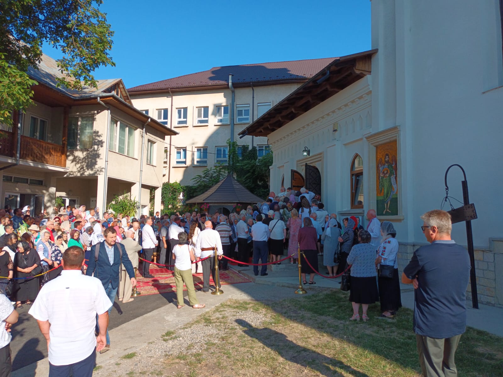 VIDEO-FOTO. Resfințirea bisericii „Sfântul Ioan Botezătorul” din cartierul Mărăței, Piatra Neamț 4 WhatsApp Image 2026 08 09 at 08.47.30