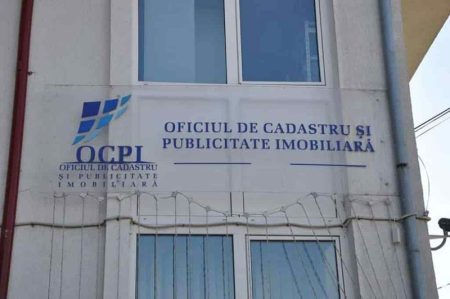 Clădire cu semn de Oficiul de Cadastru și Publicitate Imobiliară Neam.