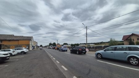 Video-Foto. Coadă de aproximativ 2 kilometri între Vânători-Neamț și Humulești. Trafic blocat după deplasarea unui cortegiu funerar Trafic intens pe drumul principal între Vânători-Neamț și Humulești.