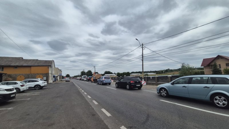 Video-Foto. Coadă de aproximativ 2 kilometri între Vânători-Neamț și Humulești. Trafic blocat după deplasarea unui cortegiu funerar 1 Trafic intens pe drumul principal între Vânători-Neamț și Humulești.