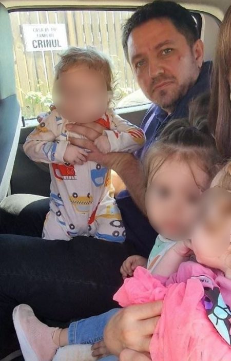 WhatsApp Image 2026 08 14 at 10.13.48 - Șocant. Gemeni și fratele lor, abandonați de părinți la Roman
