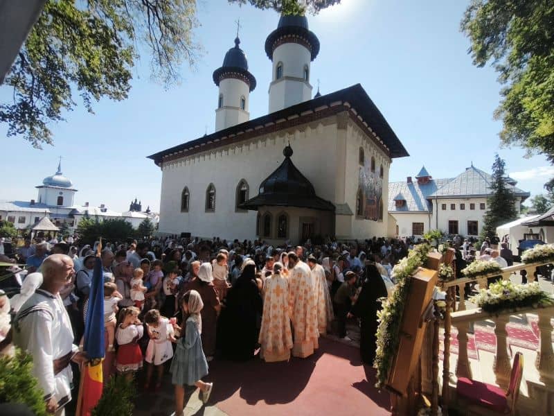 WhatsApp Image 2026 08 17 at 14.28.41 2 - FOTO. Momente solemne la Mănăstirea Văratec. Cine au fost cuvioasele Nazaria, Olimpiada și Safta Brâncoveanu