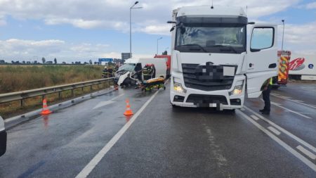 WhatsApp Image 2026 08 18 at 15.52.36 - Accident grav pe E85, la ieșirea din Roman: două persoane au rămas încarcerate