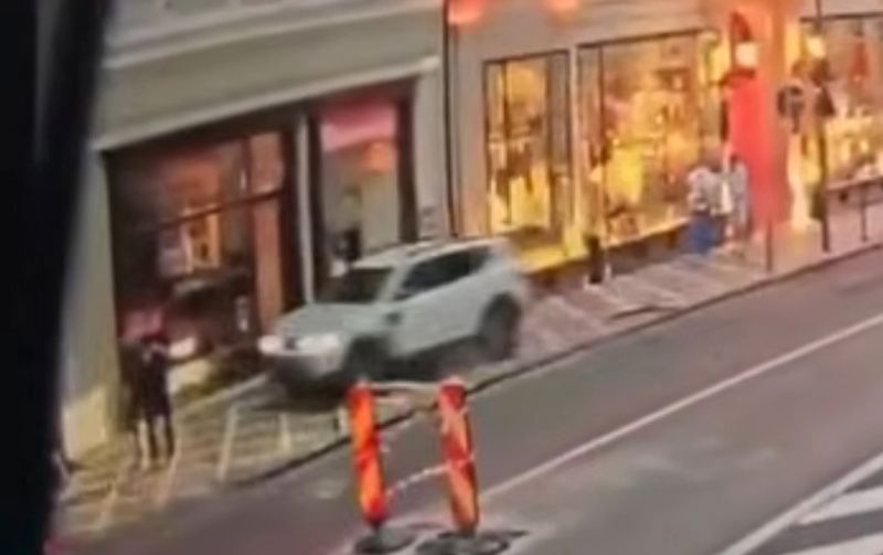 Tânăr din Piatra-Neamț, accidentat mortal pe trotuar într-un cumplit accident produs în centrul Brașovului Mașină implicată într-un accident pe trotuar în Brașov.