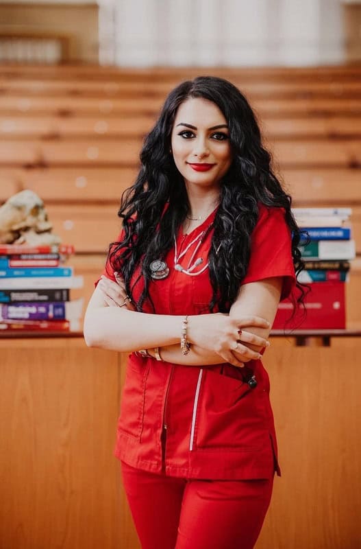alexandra serban 6 resize - Alexandra Șerban, medic rezident neurolog: „Visul meu a început la 10 ani, după ce mi-am pierdut bunicul”