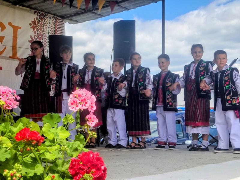 Tineri în costume tradiționale la sărbătoarea comunei Bozieni.