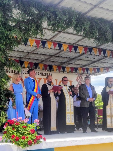 Eveniment festiv în Ziua comunei Bozieni cu oficiali și comunitate.
